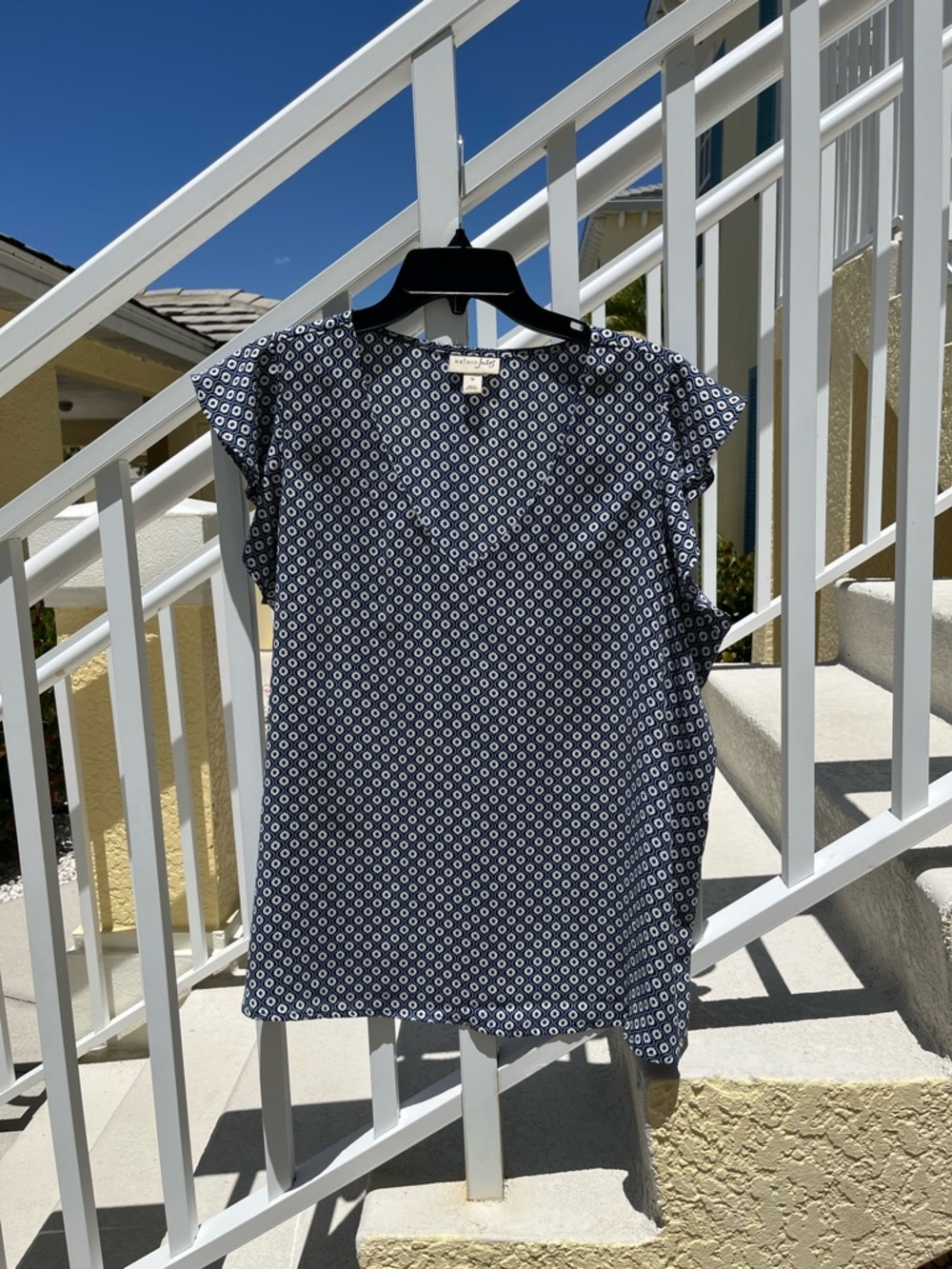 Size 1X White, Navy, & Blue Geometric Flowing Short-Sleeve Blouse w/ V-neck